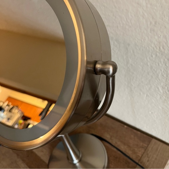 Touch Sensor Light Up Makeup Mirror - Picture 5 of 8